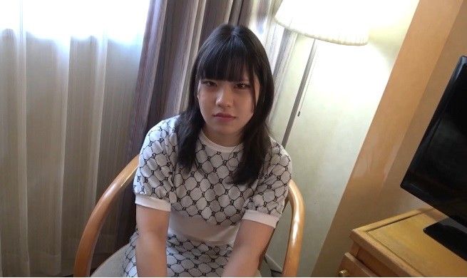 【雙重射精・露臉無碼】和擁有巨乳和美腿的某所名牌大學經濟學部2年級學生，原本只是好好聊天，結果不知不覺就聊到情色話題，並教導她進入大人的世界